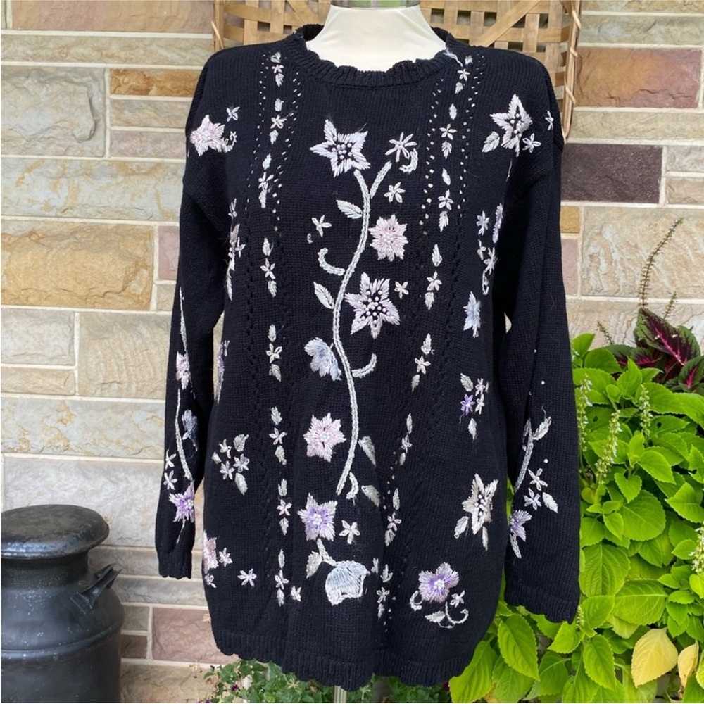 Victoria Sport Vintage 80’s Floral Embroidered Black‎ Sweater